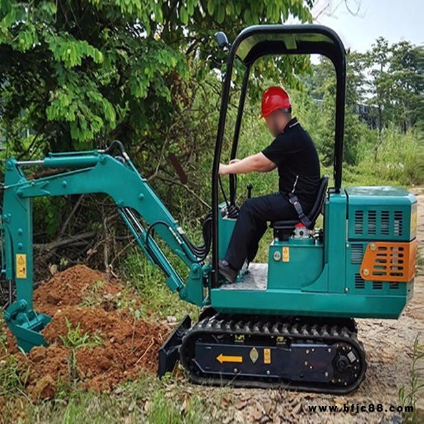 正旺農(nóng)用化糞池修正小型挖掘機(jī)，商丘小挖機(jī)廠家，迷你挖掘機(jī) 汶川履帶式挖掘機(jī)廠家，濟(jì)寧中小型挖掘機(jī)