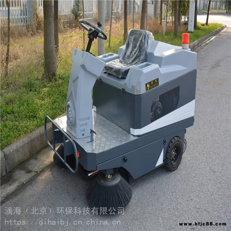 北京滴海S1400工業(yè)清掃車 高速公路清掃車 規(guī)格報價