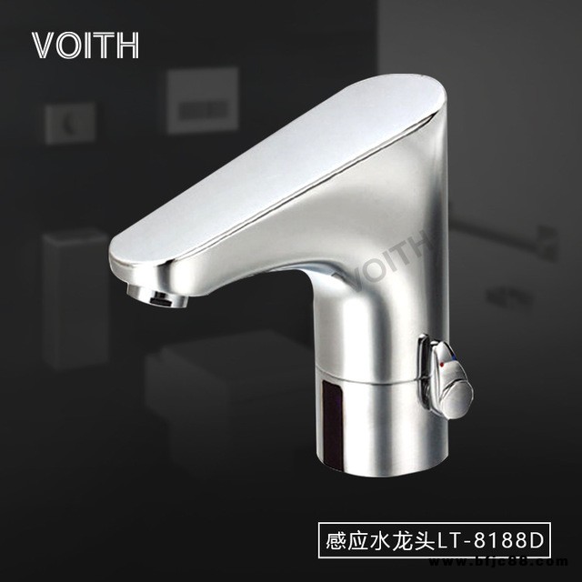 恒溫自動感應水嘴出來的水永遠是暖暖的方便潔凈衛(wèi)生大氣