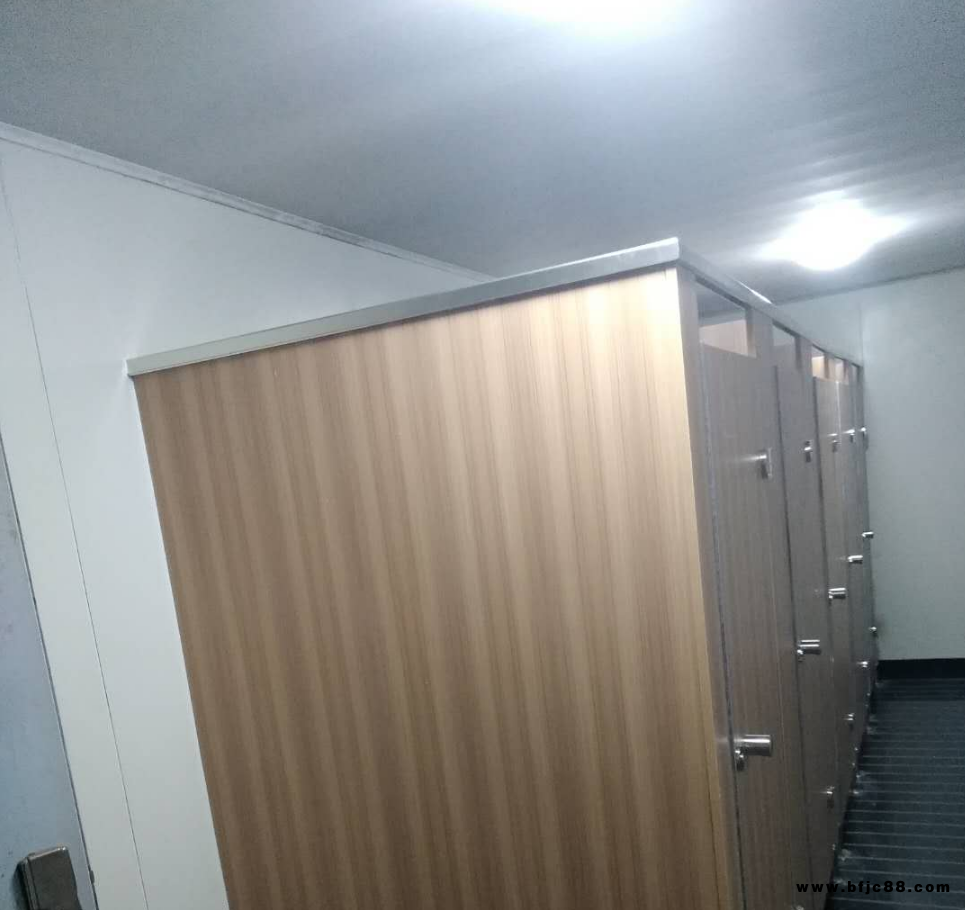 大量供應(yīng) 防水隔板材質(zhì) 廁所隔斷 品高公共廁所隔斷