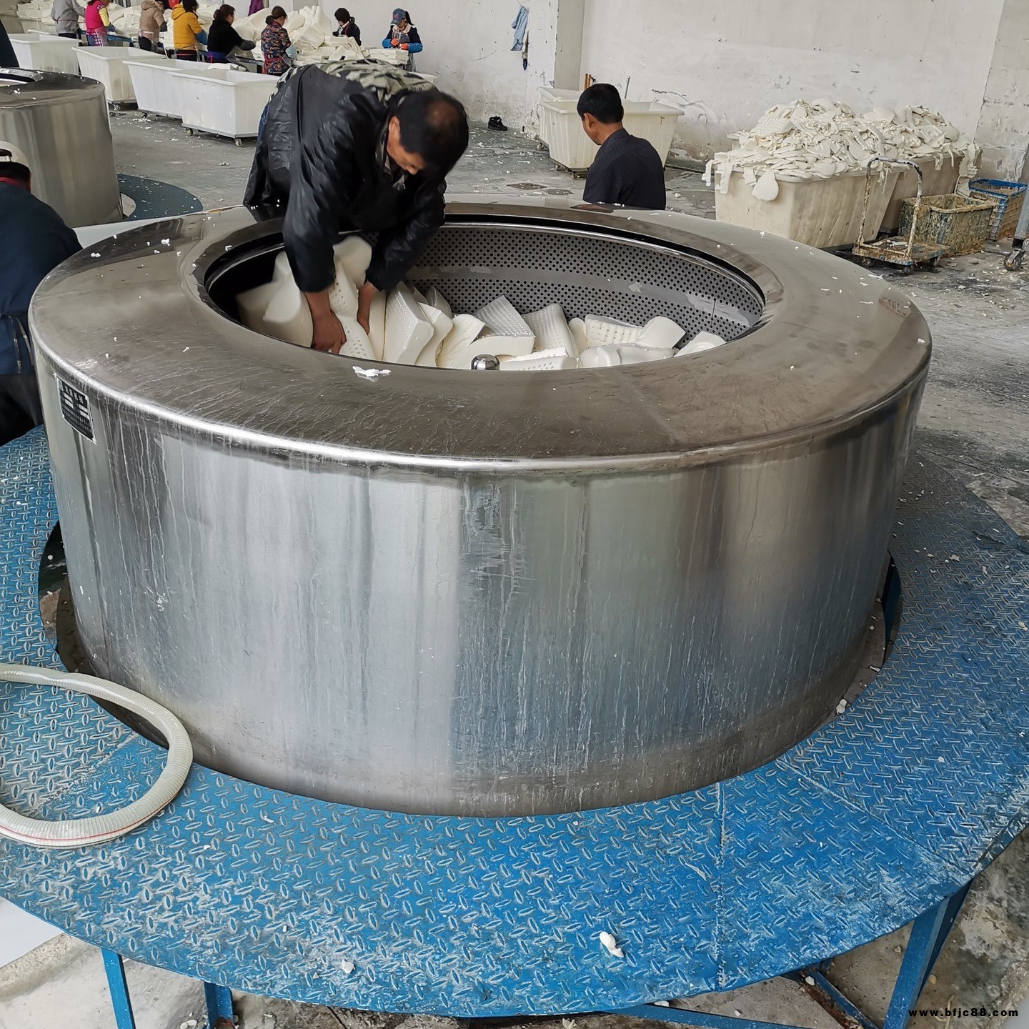 乳膠枕頭脫水機 乳膠床墊洗水機 乳膠邊角料甩干機 乳膠顆粒甩水機就找泰州禹創(chuàng)機械江泰牌質量保證售后有保障