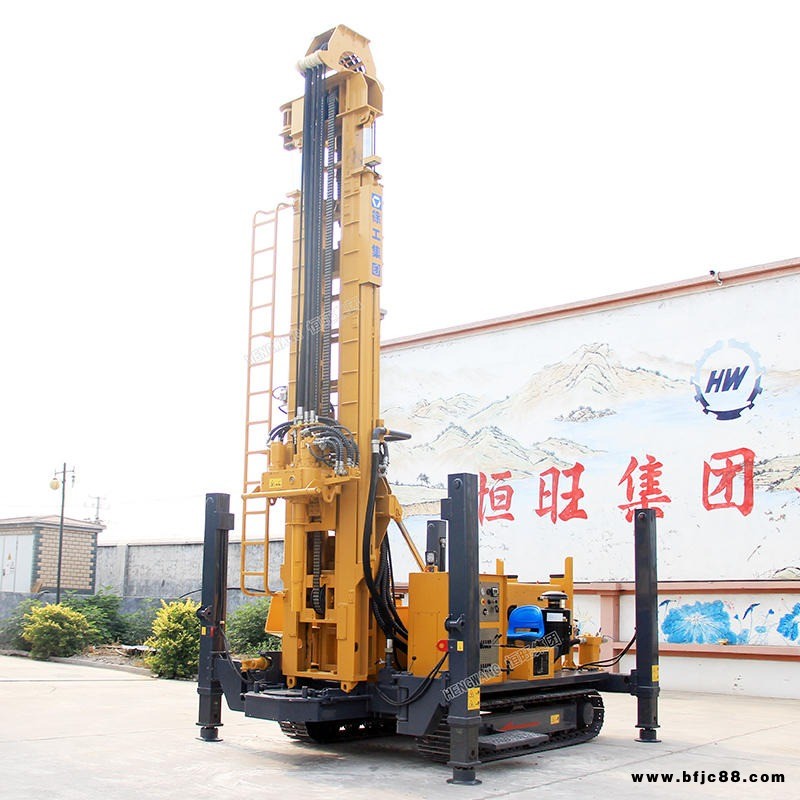 徐工大型履帶氣動(dòng)水井鉆機(jī) 履帶氣動(dòng)打井機(jī)工程用氣動(dòng)水井鉆機(jī) 徐工鉆機(jī) 中深孔履帶式水井鉆機(jī)