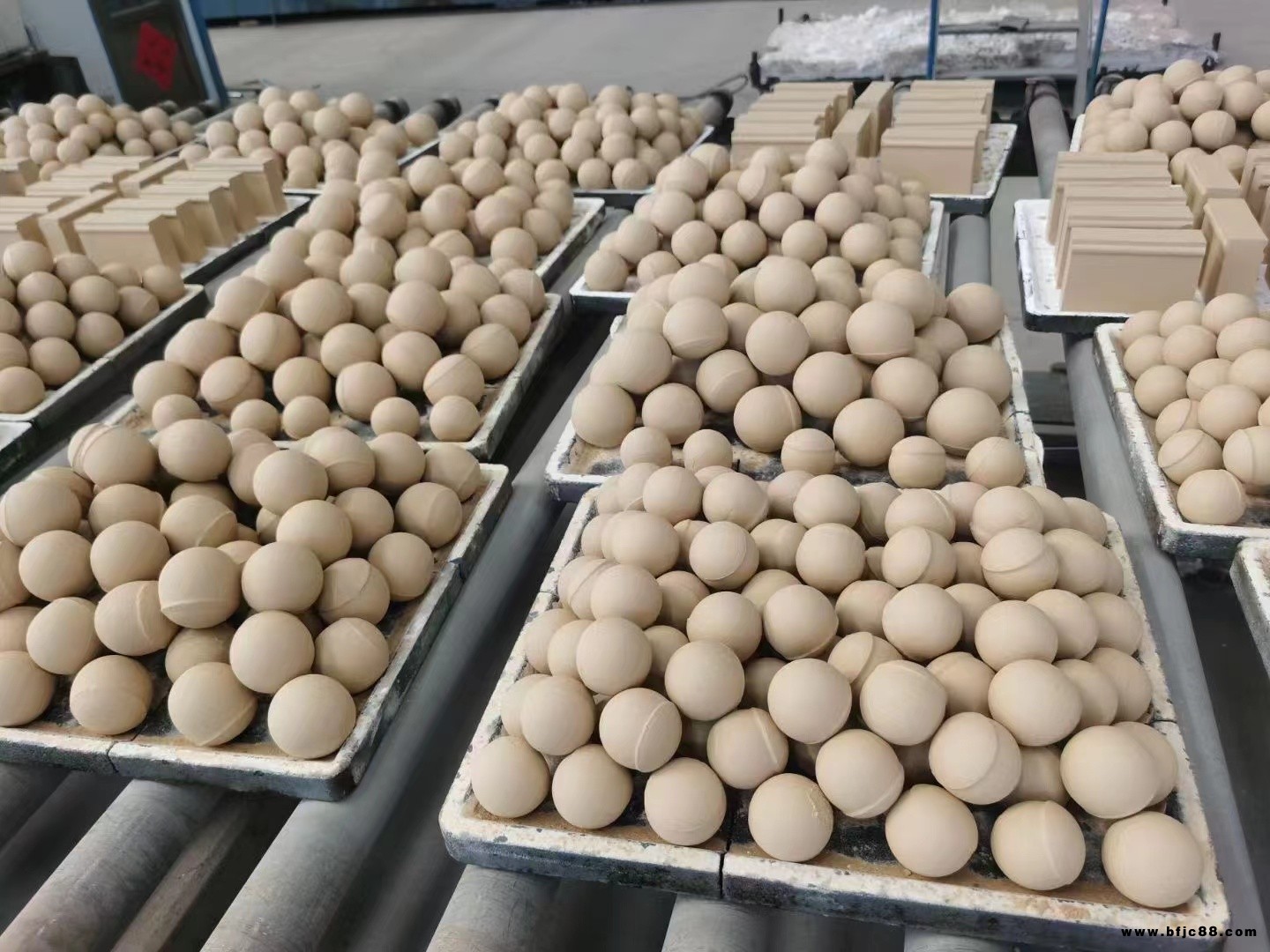 湖南中鋁球球磨機內襯研磨磚中鋁磚襯石強度3.0以上高質量球建材冶金中鋁瓷球