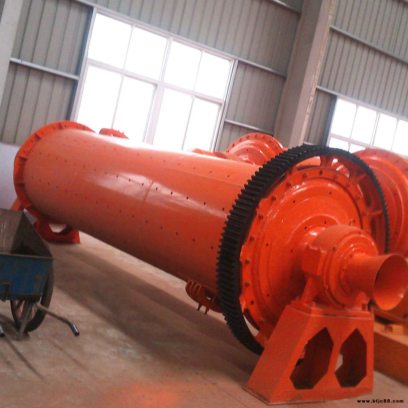 天坤球磨機 大型臥式球磨機水泥石灰球磨機 建筑用環(huán)保磨粉機定制批發(fā)
