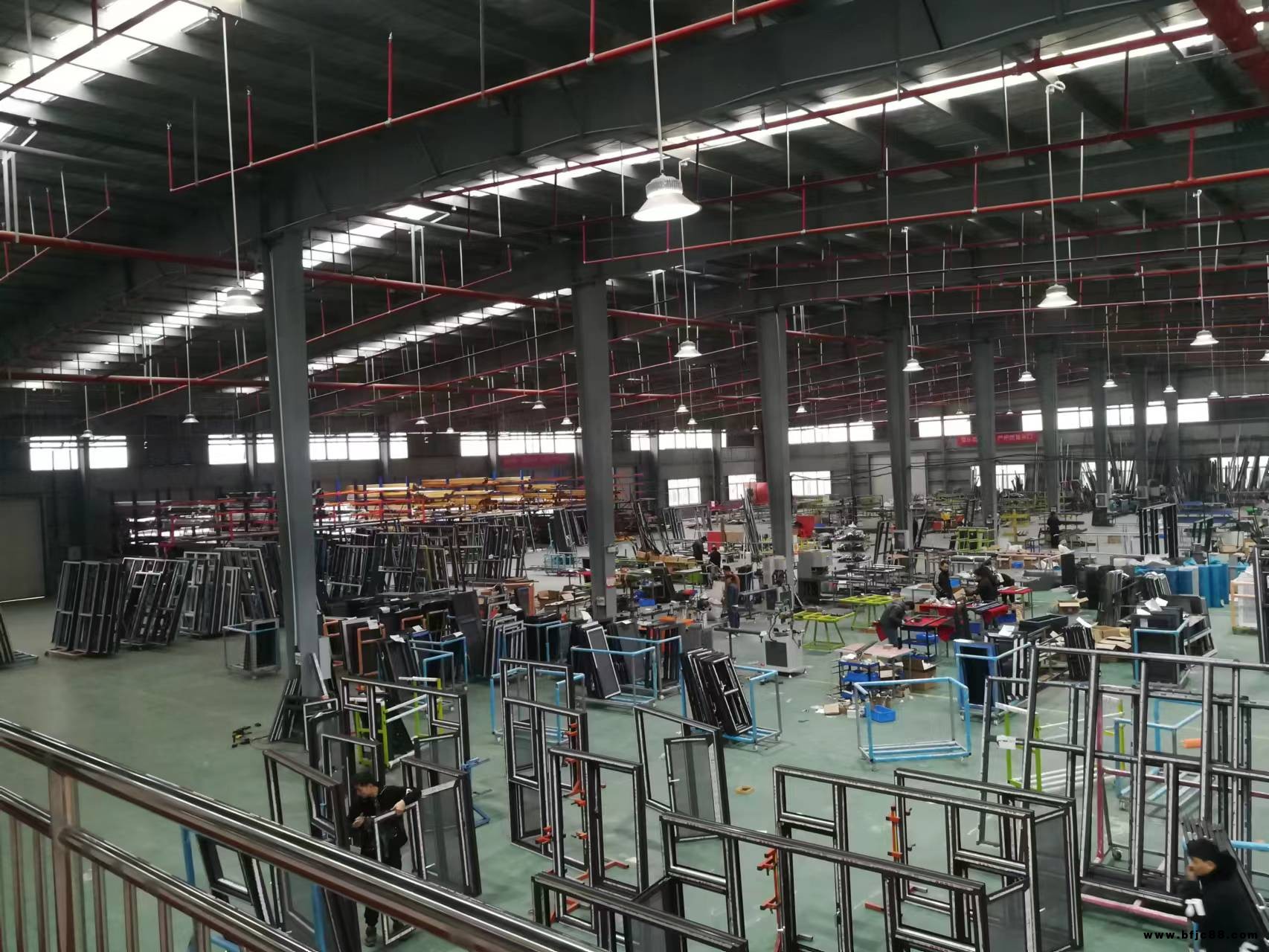 華建隔音隔熱材料廠家110斷橋窗紗一體隔音隔熱門窗