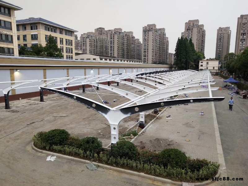 恒偉工字鋼膜結構車棚 員工電動車停車棚生產廠商定制