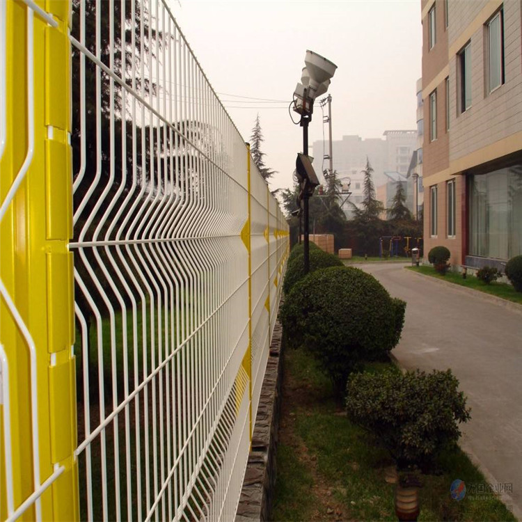 潤光加工銷售桃型柱圍欄網桃型柱三角折彎護欄網廠家