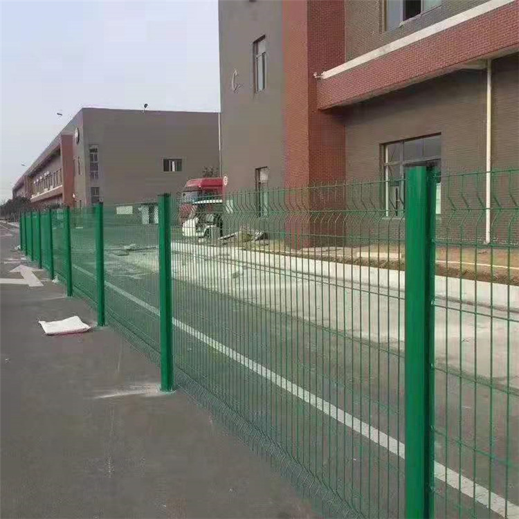 潤光加工銷售桃型柱圍欄網桃型柱三角折彎護欄網廠家